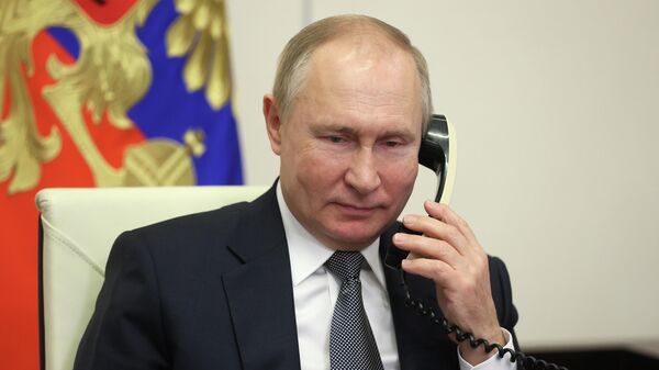 Президент России Владимир Путин во время телефонного разговора. Архивное фото - Sputnik Кыргызстан