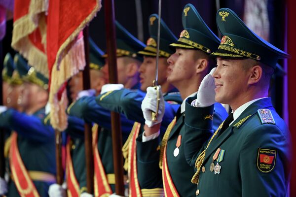 Он отметил, что Вооруженные силы Кыргызстана пережили непростые времена, но 30-летняя история становления показала, что они способны пресечь любую попытку нарушения территориальной целостности страны - Sputnik Кыргызстан