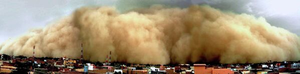 Пыльная буря накрывает пустынный город Биканер в штате Раджастхан на западе Индии. Фото 2010 года. - Sputnik Кыргызстан
