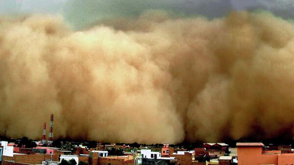 Песчаная буря накрыла пустынный город Биканер в штате Раджастхан на западе Индии, 2010 год - Sputnik Кыргызстан