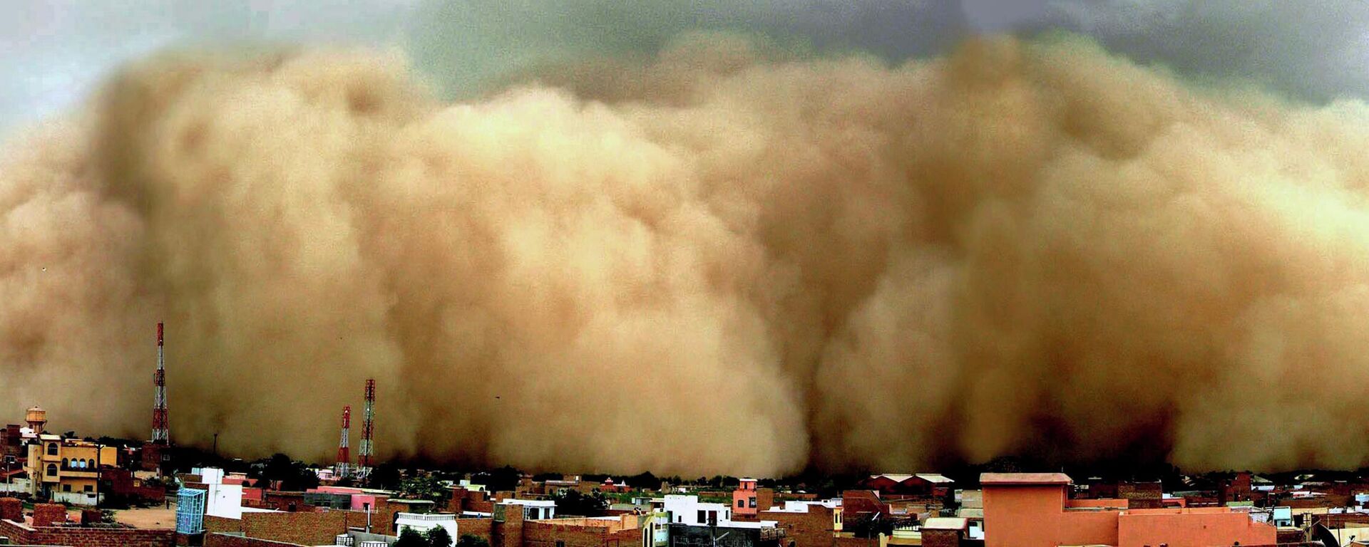 Песчаная буря накрыла пустынный город Биканер в штате Раджастхан на западе Индии, 2010 год - Sputnik Кыргызстан, 1920, 29.05.2022