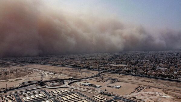На этом снимке, сделанном 23 мая 2022 года, мощная пыльная буря надвигается на Кувейт - Sputnik Кыргызстан