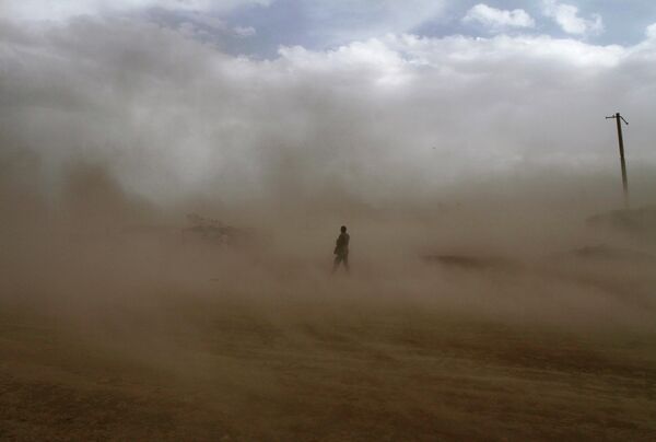 Афганец идет во время пыльной бури в Кабуле. 2010 год. - Sputnik Кыргызстан