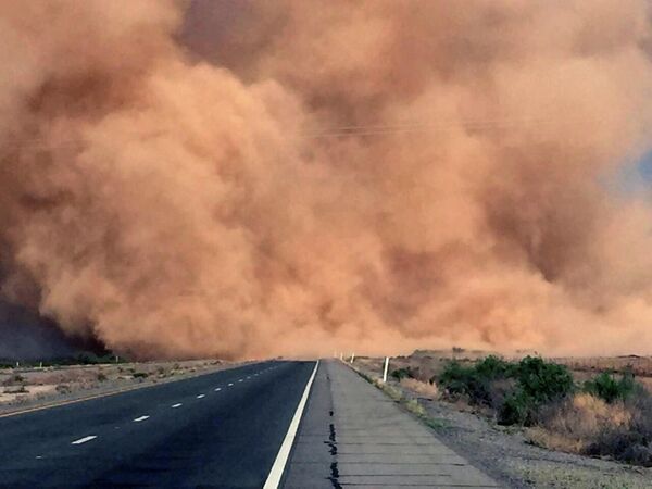 На этом архивном фото, сделанном в 2016 году, показана пыльная буря в штате Аризона (США). В результате движение по автомагистрали было остановлено на несколько дней. - Sputnik Кыргызстан