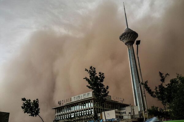 Так песчаная буря накрыла иранскую столицу Тегеран в 2014 году. Тогда жертвами бури стали десятки человек, четверо погибли. - Sputnik Кыргызстан