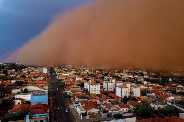 В прошлом году пыльная буря охватила район Носса-Сеньора-ду-Карму в городе Фрутале (Бразилия) - Sputnik Кыргызстан
