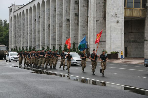 30 курсантов института и военнослужащие войсковых частей 52806 и 10128, успешно преодолев 30-километровый марафон, прибыли на главную площадь страны - Sputnik Кыргызстан