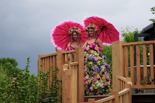 Модели в цветочных нарядах на выставке Chelsea Flower Show — одной из самых престижных садовых ярмарок в мире (Лондон, Великобритания) - Sputnik Кыргызстан