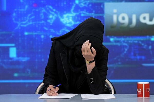 Ведущая выпуска новостей на афганском телевидении. В стране издан закон, согласно которому все женщины-телеведущие должны закрывать лица во время эфира. - Sputnik Кыргызстан