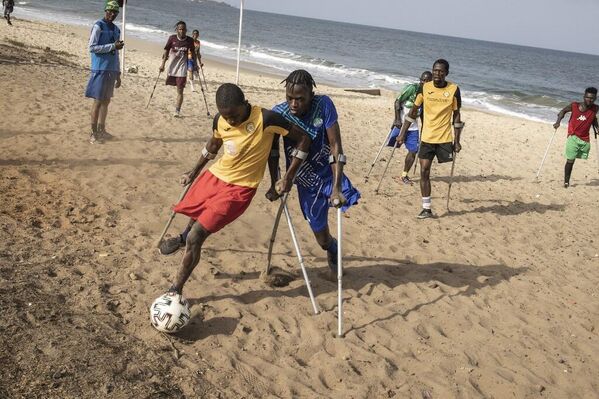 Члены футбольной команды Спортивной ассоциации инвалидов играют в футбол во Фритауне (Сьерра-Леоне) - Sputnik Кыргызстан