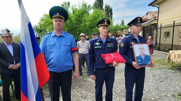 Похороны погибшего на Украине Сыргакбека Озубекова - Sputnik Кыргызстан