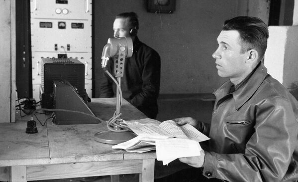 Зоотехник Павел Жмуденко радиодо лекция окууда, 1957-жылТажрыйбалуу адистер өз багыты боюнча лекцияларды радиодо окуп турушкан. Анын аркасы менен алыскы аймактагы ветеринарлар, агрономдор жөндөмүн, билимин кеңейткен - Sputnik Кыргызстан
