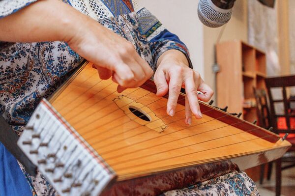 Мероприятие состоится в Русском доме в Бишкеке 8 июня в 16:00. Вяткина играет на бандуре, она с успехом выступает во многих городах России и других странах. - Sputnik Кыргызстан