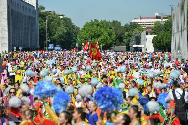 Более 4 тысяч детей прошли маршем по центру столицы - Sputnik Кыргызстан