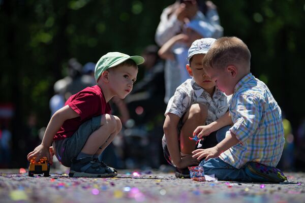 В первый день лета бишкекчане отпраздновали Международный день защиты детей - Sputnik Кыргызстан