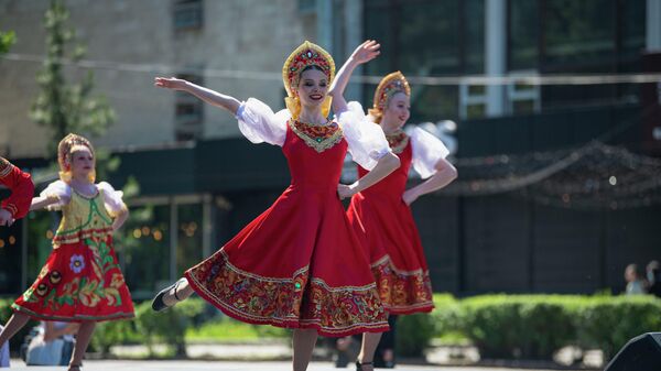 Русский танцевальный ансамбль во время выступления в Бишкеке - Sputnik Кыргызстан