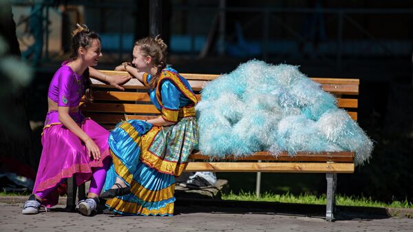 Участницы танцевального коллектива на площади Ала-Тоо в Бишкеке. Архивное фото - Sputnik Кыргызстан