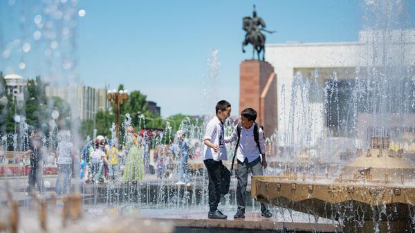 Школьники у фонтана на площади Ала-Тоо в Бишкеке - Sputnik Кыргызстан