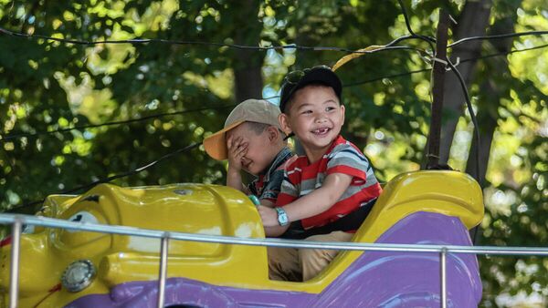 Дети в парке Панфилова во время празднования международного дня защиты детей в Бишкеке - Sputnik Кыргызстан