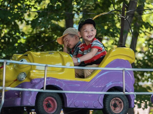 Дети в парке имени Панфилова во время празднования Международного дня защиты детей в Бишкеке - Sputnik Кыргызстан