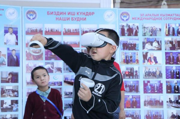 Иш-чаранын максаты — балдардын инновациялык жана маалыматтык технологиялар боюнча деңгээлин көтөрүп, ушул багыттагы мүмкүнчүлүктөр менен тааныштыруу - Sputnik Кыргызстан