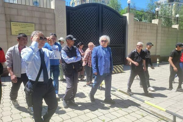 Как сообщил политолог Бакыт Бакетаев, официальное обращение гражданского общества и МАКБИ передано сегодня представителям посольства Казахстана в Бишкеке. - Sputnik Кыргызстан