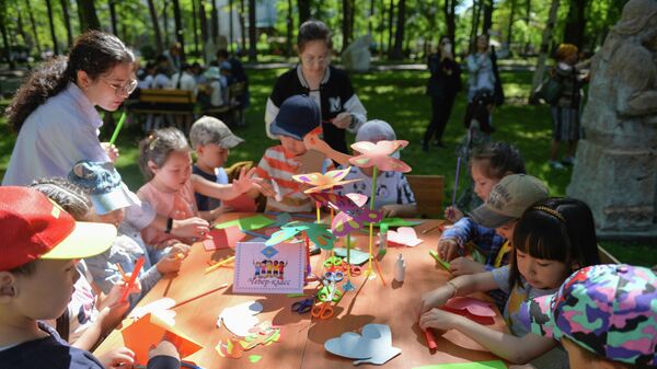 Дети в парке вырезают поделки. Архивное фото - Sputnik Кыргызстан