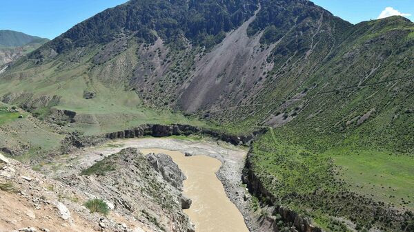 Река Нарын, где начнут строительство Камбар-Атинской ГЭС-1. Архивное фото - Sputnik Кыргызстан