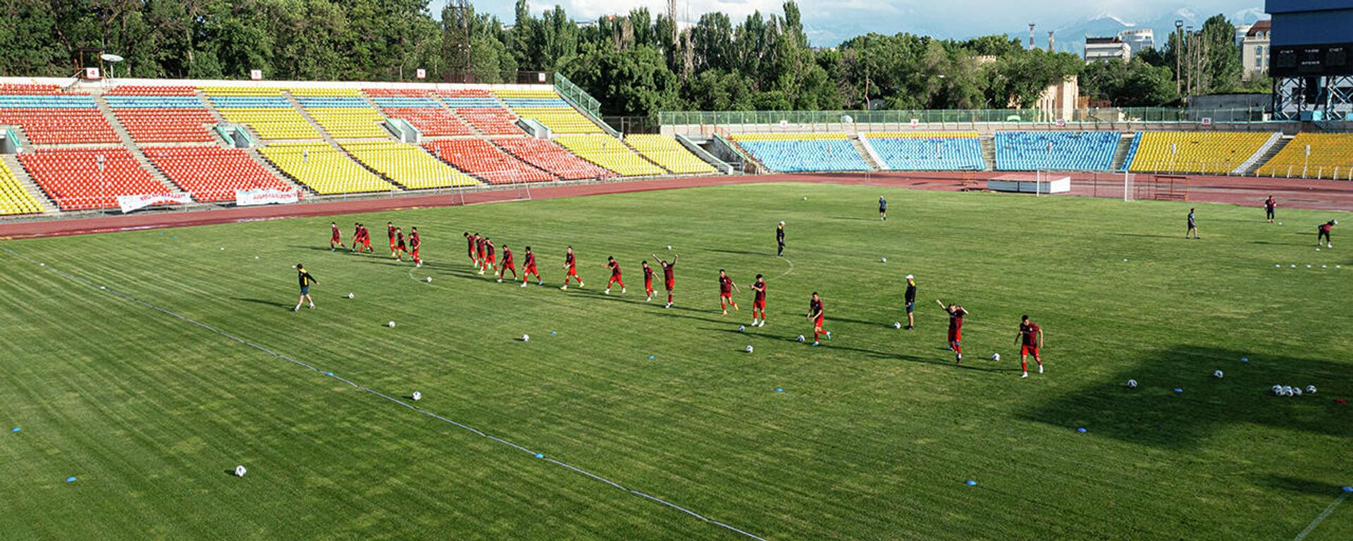 Сборная Кыргызстана по футболу провела открытую тренировку — видео - Sputnik Кыргызстан, 1920, 01.06.2022