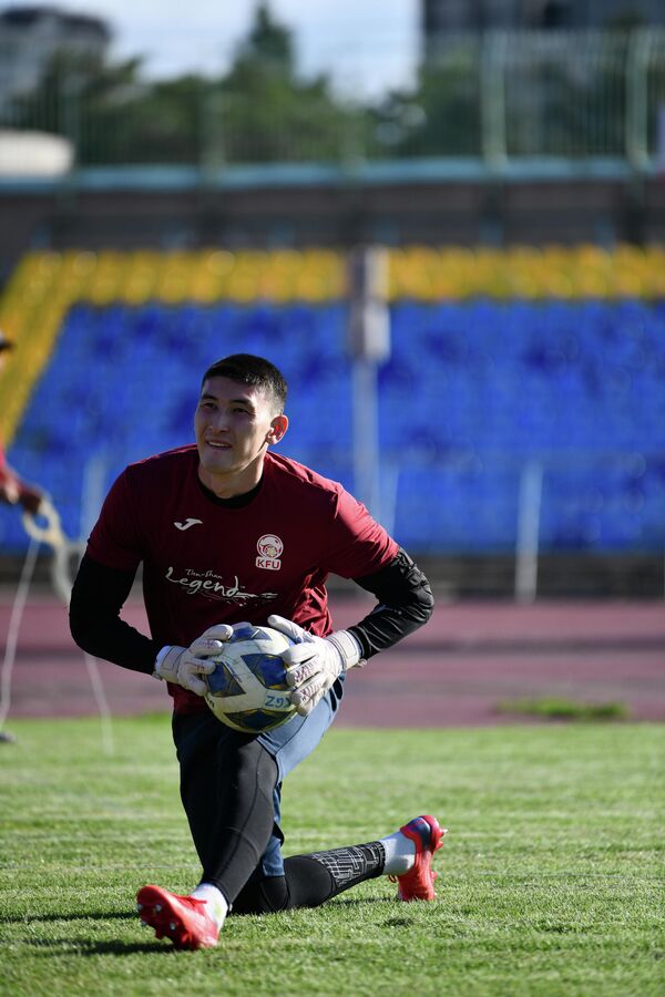 21-летний вратарь Эржан Токотаев, играющий за казахстанский &quot;Туран&quot;, является одним из фаворитов на роль основного вратаря команды - Sputnik Кыргызстан