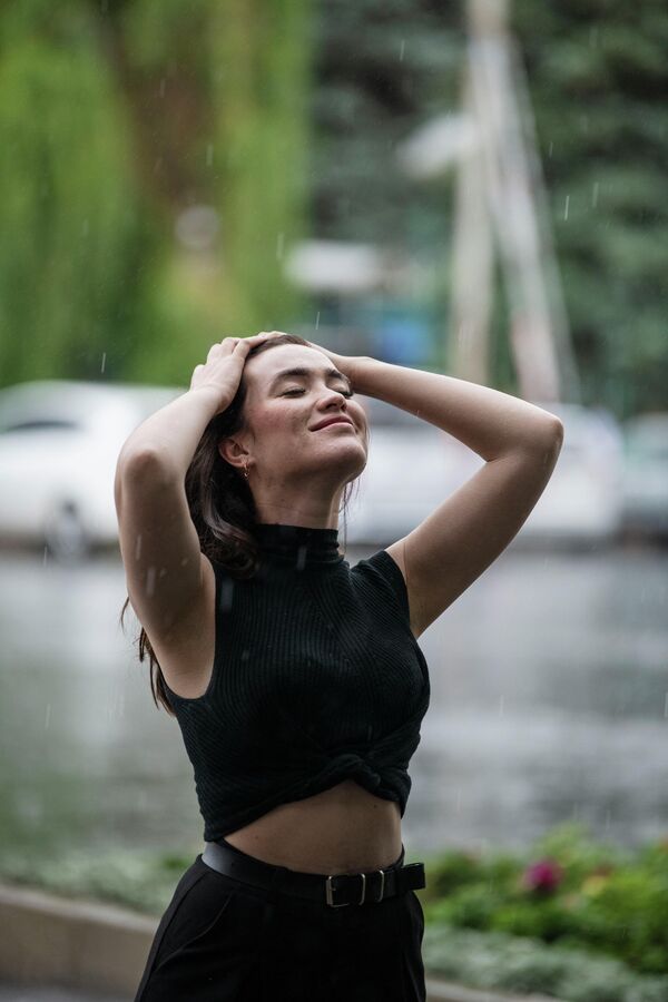 Красивая аватарка требует жертв. Девушка фотографируется во время дождя.  - Sputnik Кыргызстан