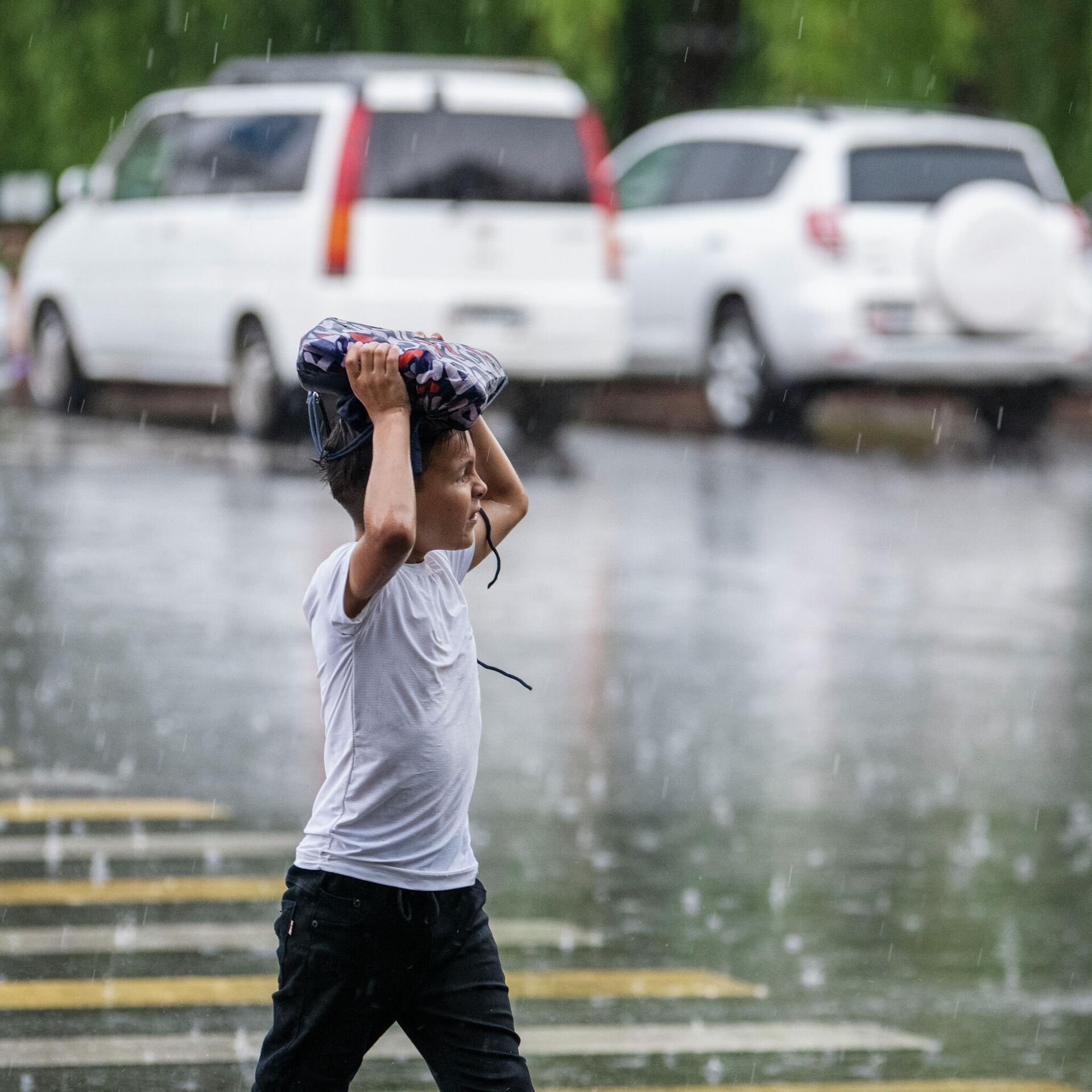 Поможет ли дождь. Дождь в Бишкеке. Дождик в волосах. В сильный дождь в кепке. Прическа в дождливую погоду.