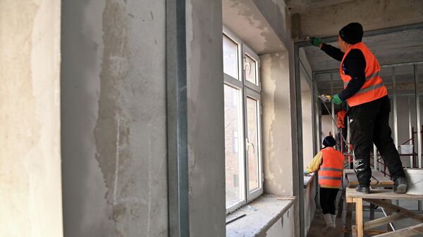 Работники во время строительства здания. Архивное фото - Sputnik Кыргызстан