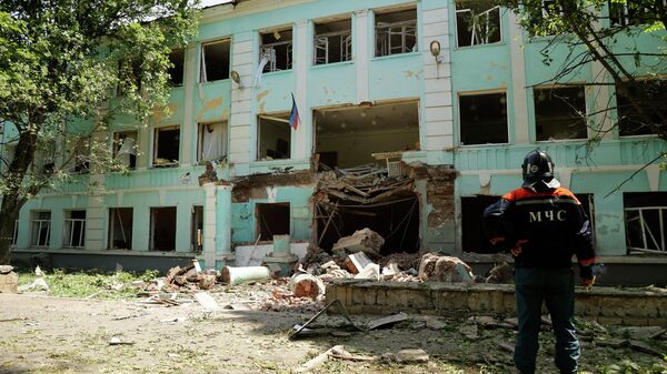 Разрушенная школа №22 в Донецке,  обстрелянная украинскими военными - Sputnik Кыргызстан