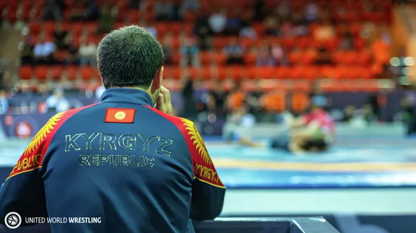 Тренер национальной сборной по борьбе во время международного турнира. Архивное фото - Sputnik Кыргызстан
