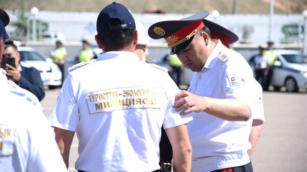 Министр внутренних дел Улан Ниязбеков во время гарнизонного развода милиции в городе Чолпон-Ата Иссык-Кульской области - Sputnik Кыргызстан