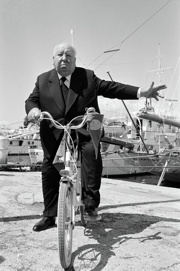 Британский режиссер Альфред Хичкок приехал на велосипеде на Каннский международный кинофестиваль (1972) - Sputnik Кыргызстан