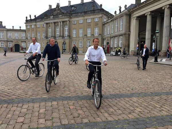 Президент Франции Эммануэль Макрон и премьер-министр Дании Ларс Локке Расмуссен во время экскурсии по Копенгагену (2018) - Sputnik Кыргызстан