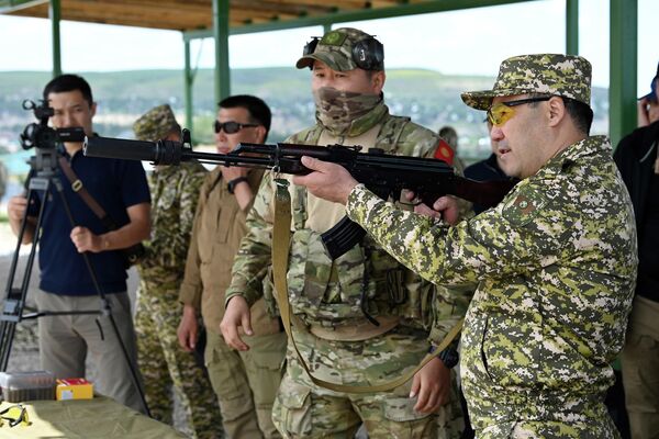 Жапаров отметил, что в целях укрепления обороноспособности государства закупается современное вооружение и военная техника - Sputnik Кыргызстан