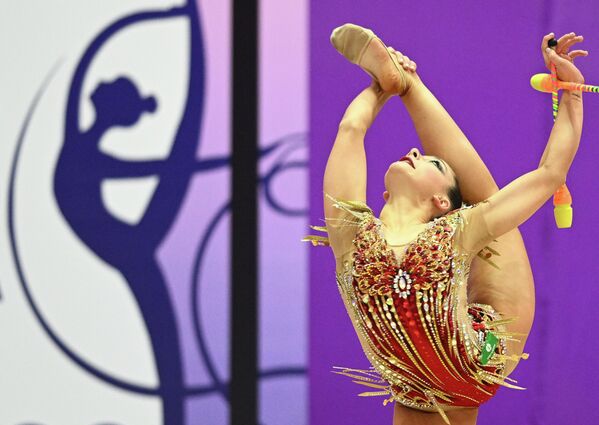 Лала Крамаренко (Россия) выполняет упражнение с булавами на соревнованиях Международного кубка по художественной гимнастике в Дубае - Sputnik Кыргызстан