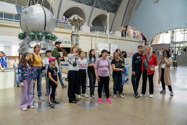 Экскурсия в павильоне &quot;Космонавтика и авиация&quot; - Sputnik Кыргызстан