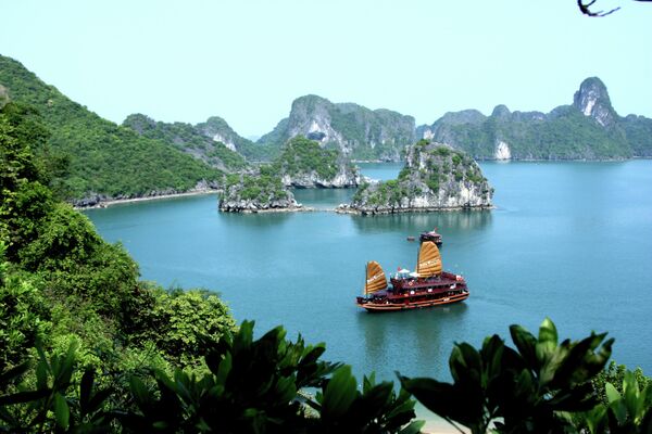 Бухта Халонг во Вьетнаме также входит в Список всемирного наследия ЮНЕСКО - Sputnik Кыргызстан