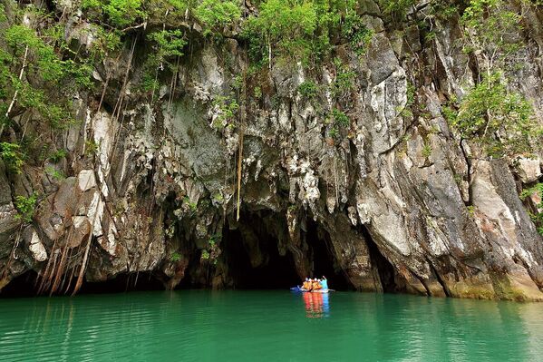 Вход из скал в подземную реку Пуэрто-Принсеса на острове Палаван (Филиппины). Объект Всемирного наследия ЮНЕСКО. - Sputnik Кыргызстан