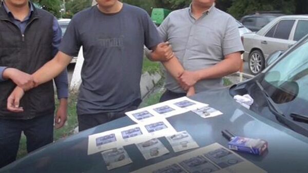 Задержание при получении взятки двух милиционеров УВД Свердловского района - Sputnik Кыргызстан