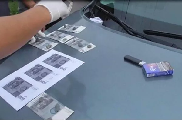 Бишкектин Свердлов райондук ички иштер бөлүмүнүн эки милиционери 15 миң сом пара алып жаткан жеринен кармалды Бишкектин Свердлов райондук ички иштер бөлүмүнүн эки милиционери 15 миң сом пара алып жаткан жеринен кармалды - Sputnik Кыргызстан