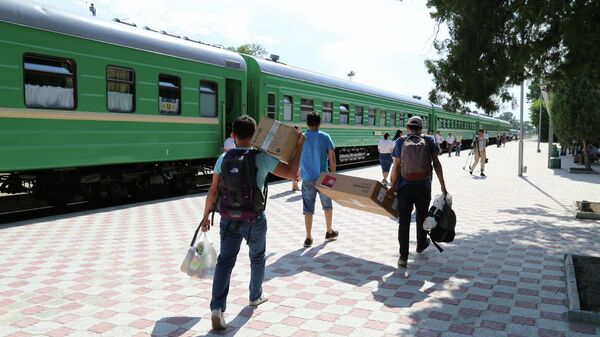 Бишкектеги темир жол вокзалындагы адамдар - Sputnik Кыргызстан
