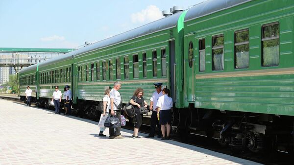 Бишкекте поездин жанында турган жүргүнчүлөр. Архивдик сүрөт - Sputnik Кыргызстан