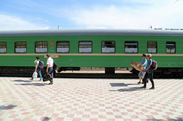 Общая протяженность пути составляет 3 286 километров, общее время в пути — 64 часа 40 минут - Sputnik Кыргызстан