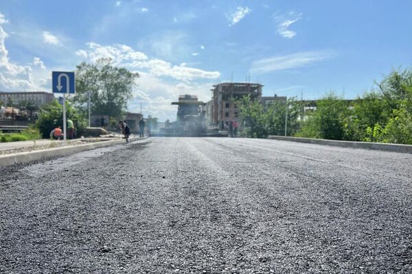 В Бишкеке завершается строительство отрезка улицы Сухэ-Батора от 7 Апреля до Каралаева с возведением моста через реку Аламудун - Sputnik Кыргызстан
