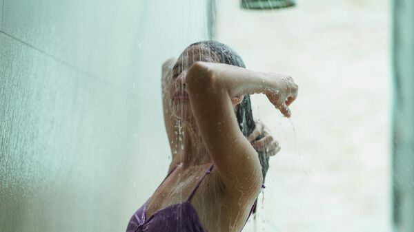 Девушка принимает душ. Архивное фото - Sputnik Кыргызстан